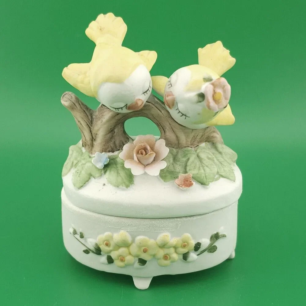 Vtg Lefton Kissing Lovebirds, Yellowbirds Trinket Jewelry Box 3 inch Tall Cute